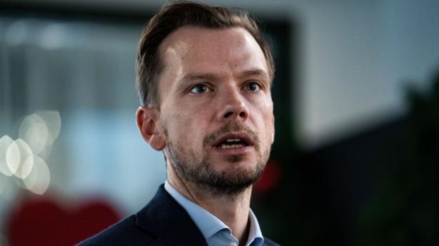 Beskæftigelsesminister Peter Hummelgaard (S), har været i forhandling med arbejdsmarkedet vedrørende lønkompensationer. Arkivfoto: Emil Helms/Ritzau Scanpix