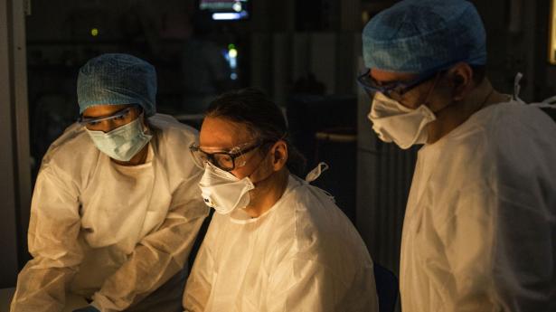 Sygeplejersker på nattevagt på Bispebjerg Hospital i december sidste år. Flere økonomer mener nu, at de bør få en bonus for deres indsats under corona. Arkivfoto: Ólafur Steinar Gestsson/Ritzau Scanpix