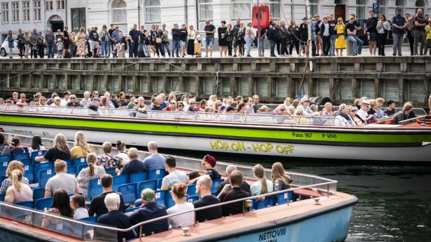 Turister kan måske komme til landet igen til sommer efter et coronaår, hvor turistbranchen har lidt store tab. Arkivfoto: Ida Marie Odgaard/Ritzau Scanpix