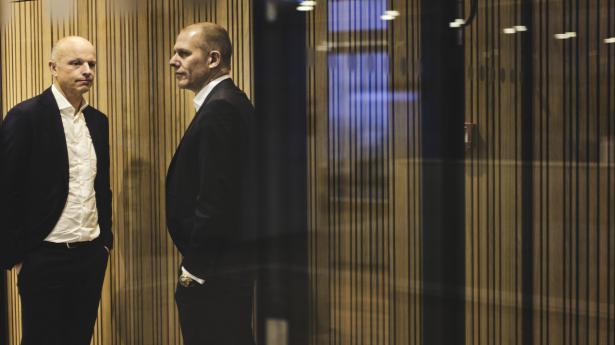 DSV’s finansdirektør, Jens Lund (t.v.), og adm. direktør Jens Bjørn Andersen er kendt for deres tætte parløb. Nu løfter de sløret for deres unikke opkøbsmodel. Foto: Jeppe Carlsen