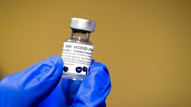 Et hætteglas med den vaccine fra Pfizer og Biontech, som nu kommer til Danmark. Arkivfoto: USA Today Network / SIPA / Ritzau Scanpix