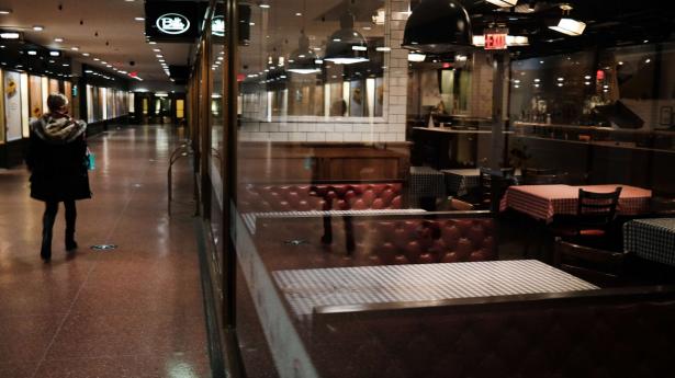 Store dele af USA er i ny nedlukning. Her en tom restaurant i Rockefeller Center, New York, den sidste søndag inden jul. Foto: Spencer Platt/AFP/Ritzau Scanpix
