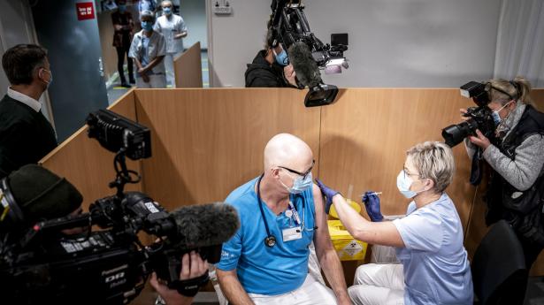 “Vi taler om forhandling med virksomheder, hvis produkter møder stor efterspørgsel og et udbud markant begrænset af produktionskapaciteten. Det presser prisen voldsomt op. Men hvad er en høj pris? For den virustvungne nedlukning er dyr,” skriver Birthe Larsen, lektor, Økonomisk Institut, CBS. Arkivfoto: Mads Claus Rasmussen/Ritzau Scanpix