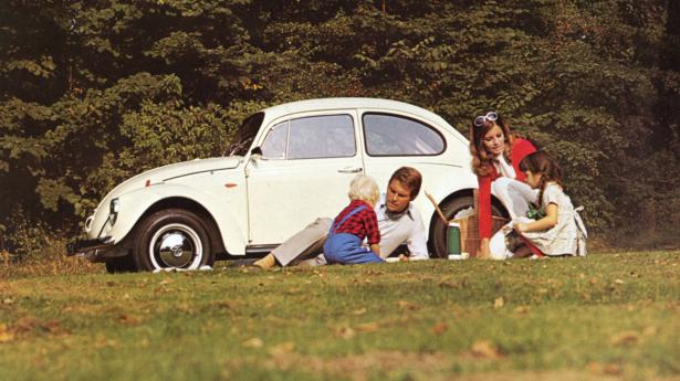 VW 1200 blev holdt i live, helt frem til den blev afløst af VW Golf i 1974. Her hjælper den danske importør med at introducere en skrabet 1,5-liters variant af Boblen omkring 1970.