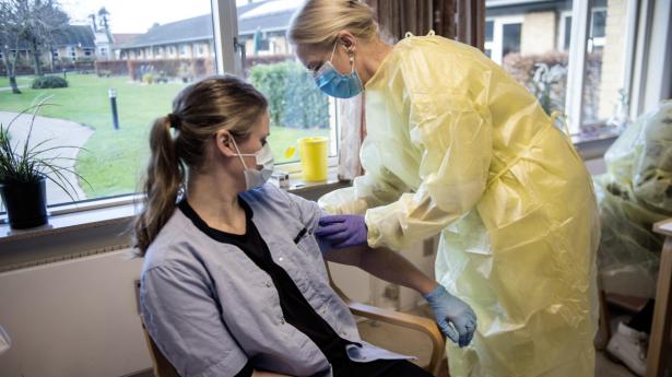 Covid-vaccination af beboere og ansatte på en række plejehjem i Svendborg Kommune søndag den 3. januar 2021. Lægerne Birgitte Lund og Connie Henriksen, Vaccinere på Tåsinge Plejecenter. Louise Wichmann, bliver som personale vaccineret.
Arkivfoto: Tim Kildeborg Jensen/Ritzau Scanpix
