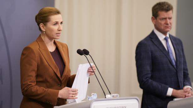 Statsminister Mette Frederiksen (S) strammer coronarestriktionerne igen. Foto: Liselotte Sabroe/Ritzau Scanpix