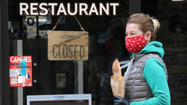 Hvis f.eks. en fransk restaurant skal holde lukket i længere tid på grund af langsom vaccineudrulning, smitter det også af på dansk økonomi. Her ses en lukket restaurant i Cannes. Arkivfoto: Eric Gaillard/Reuters/Ritzau Scanpix