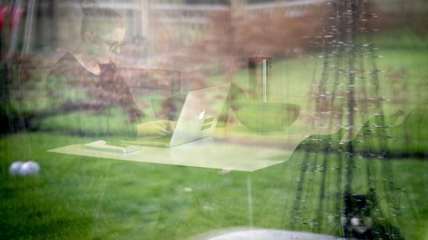Selvom mange glæder sig til at komme tilbage til kontoret og deres kolleger, så kan det ikke undgås, at lige så mange hurtigt vil savne og mangle den frihed, det gav dem at sove og arbejde under samme tag. Arkivfoto: Mads Claus Rasmussen/Ritzau Scanpix