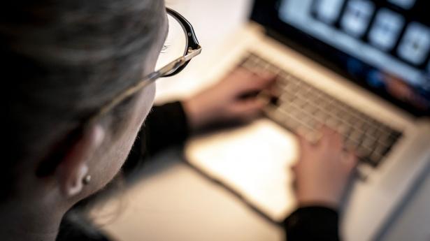 Af den seneste rapport fra den internationale antisvindel-organisationen ACFE fremgår det, at gennemsnitligt 5 pct. af en privat virksomheds omsætning forsvinder ud i den blå luft som følge af medarbejdernes svig og svindel. Arkivfoto: Mads Claus Rasmussen/Ritzau Scanpix