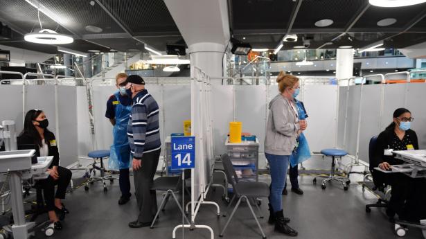 Storbritannien er blandt de hårdest ramte lande af covid-19, men også langt fremme med vaccination. Foto: Pool/Reuters/Ritzau Scanpix