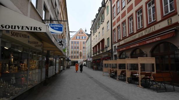 Butikkerne er lukkede i Tyskland, og kansler Merkel advarer ifølge Bild om, at det kan vare til påske. Foto: Christof Stache/AFP/Ritzau Scanpix
