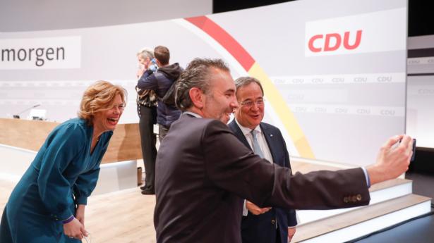 Armin Laschet, CDU's nyvalgte formand til højre, stiller op til selfies under den digitale partikonference. Foto: Pool/Reuters/Ritzau Scanpix