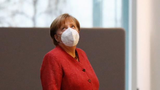 Forbundskansler Angela Merkel ser opgivende ud. Frygten for den britiske mutation af covid-19 vokser i Tyskland. Foto: Fabrizio Bensch/Reuters/Ritzau Scanpix