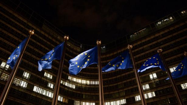 "Europæisk Ungdom har ret i, at det er et stort problem, at så mange ikke kan leve af deres løn. Men udover være i modstrid med Lissabon-traktaten er et andet problem ved Kommissionens forslag, at det højst sandsynligt ikke vil løse problemet," skriver Bente Sorgenfrey. Arkivfoto: Johanna Geron/Reuters/Ritzau Scanpix