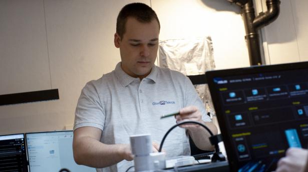 Mathias Nielsens reparationsvirksomhed Glad Teknik har igen i 2023 haft en kraftig vækst. Og det fortsætter i år. Om han inden nytår når op på 60 eller 100 ansatte, ved han ikke endnu. Der repareres over 20.000 enheder årligt. Arkivfoto: Andreas Vinther
