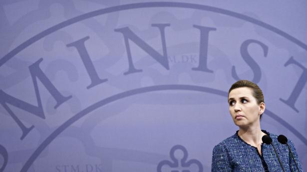 Statsminister Mette Frederiksen (S) skriver på Facebook, at der kan komme nyt om restriktioner allerede mandag. Arkivfoto: Philip Davali/Ritzau Scanpix