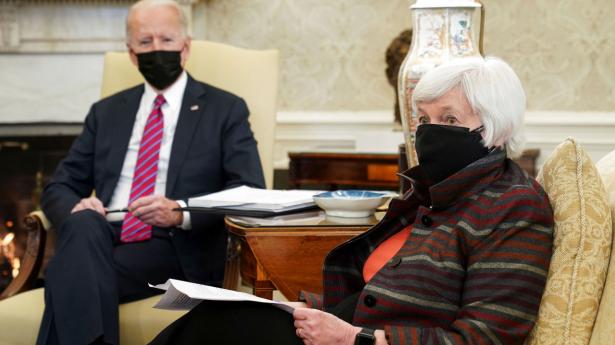 Den amerikanske finansminister Janet Yellen har brugt det meste af sin karriere på at studere inflation. Nu advarer prominente økonomer om, at den corona-hjælpepakke hun og præsident Biden forsøger at få gennem Kongressen kan give overophedning og stigende inflation. Arkivfoto: Kevin Lamarque/Reuters/Ritzau Scanpix