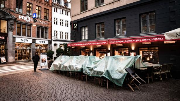 Branchen hoteller og restauranter havde et stort fald i antallet af lønmodtagere fra november til december på 5400 personer. Arkivfoto: Emil Helms/Ritzau Scanpix