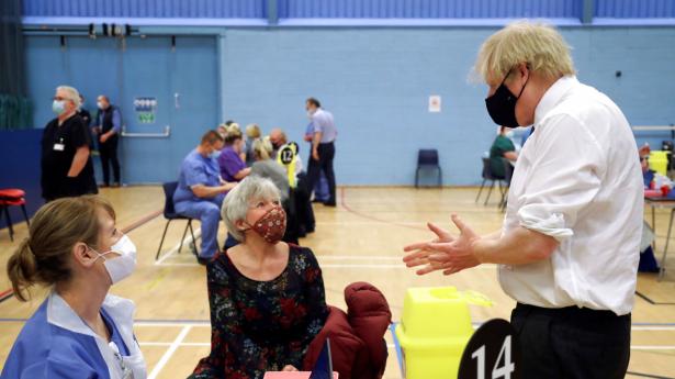 Premierminister Boris Johnsen er fredag vært ved et G7-topmøde om bl.a. global fordeling af vacciner. Her er den britiske regeringsleder på besøg på et vaccinationscenter. Foto: Pool/Reuters/Ritzau Scanpix