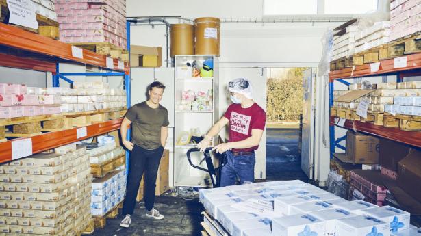 Medstifter af True Gum Peter Juul Regnersgaard (t.v.) håber, at deres bæredygtige produkt kan blive til et nyt dansk tyggegummieventyr. Foto: Thomas Nielsen