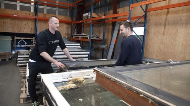 Hos Titan Nedbrydning i Aalborg søger adm. direktør Morten Rytter (t.h.) og medejer Heino Sørensen nye medarbejdere. Foto: Lars Horn