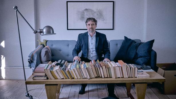 Carsten Holdum er forbrugerøkonom i PFA. Efter 24 år i lejlighed flytter han nu i delehus med sin søn og svigerdatter. Foto: Steven Achiam