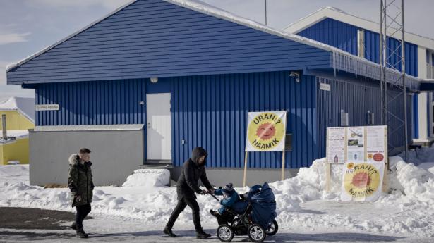Protester og skilte med teksten “Nej til uran” prægede optakten til valget i Grønland i april 2021. Arkivfoto: Valdemar Ren/Ritzau Scanpix