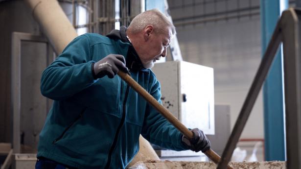 Virksomheden Danish Marine Protein fremstiller protein til dyrefoder ved at tørre og forarbejde søstjerner og fiskeaffald. Nu skal brint erstatte naturgas i processen.  Arkivfoto: Walther Bølge