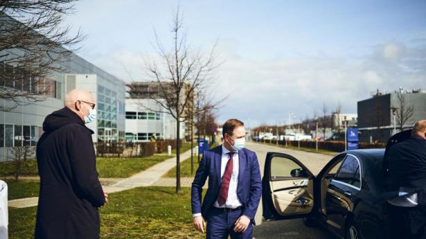 Novo-topchef Lars Fruergaard tog torsdag imod finansminister Nicolai Wammen i Kalundborg. Foto: Thomas Nielsen