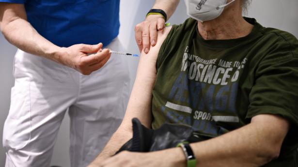 Borger bliver vaccineret af sygeplejersken Kim, da Region Hovedstaden vaccinerer i vaccinationscenteret i Snekkersten Idrætscenter i Helsingør Kommune, mandag den 12. april 2021. Mandag skal 100.000 vaccineres mod covid-19. Det er mere end tre gange så mange som den hidtil største vaccinationsdag i februar. Regionerne skal stressteste logistikken omkring vaccinationscentrene, så de er klar til den helt store udrulning.. (Foto: Philip Davali/Ritzau Scanpix)