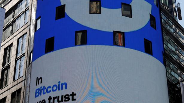 Kryptobørsen Coinbase blev selv børsnoteret på Nasdaq i april 2021, hvor aktien blev handlet til over 330 dollar (knap 2300 kr.). I dag er kursen omkring 60 dollar. Arkivfoto: Shannon Stapleton/Reuters/Ritzau Scanpix