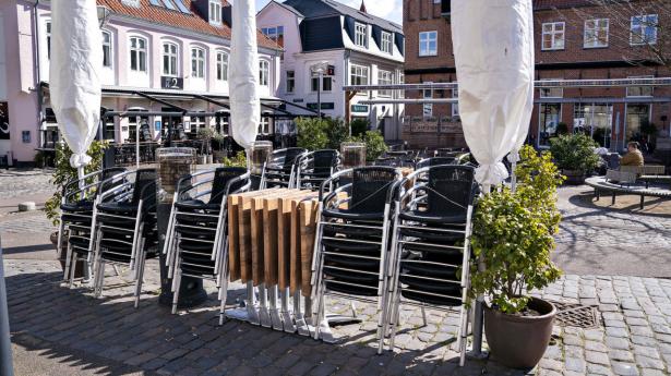 Stole, borde og parasoller kan igen tages i brug på caféer, barer og restauranter. Samtidig kan storcentre åbne igen. Og det burde løfte beskæftigelsen, fortæller Las Olsen, Danske Bank. Arkivfoto: Henning Bagger/Ritzau Scanpix