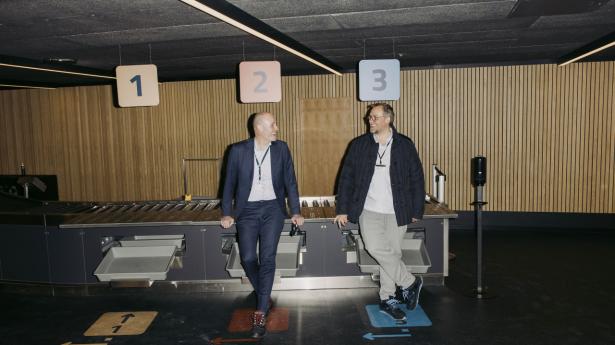 Aarhus-lufthavnens security er allerede moderniseret efter nye principper fra større lufthavne. Direktør Nicolai Krøyer og investor Jens Stausholm håber, de kan rykke op og blive lufthavn nummer to eller tre i Danmark – ikke nummer fire som i dag. Foto: Tobias Nicolai