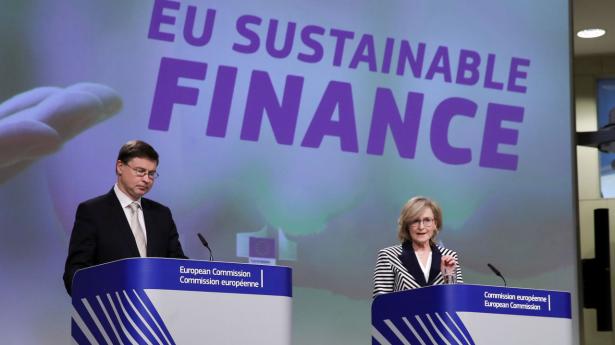 EU-kommissær Valdis Dombrovskis (tv.) fortalte på onsdagens præsentation, at atomkraft stadig ikke er færdigvurderet som en potentiel grøn sektor. Foto: AFP/Ritzau Scanpix