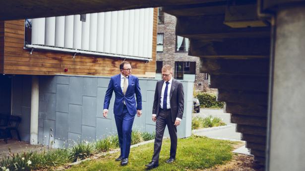 Christian Elling (t.v.), ledende partner i Lundbeckfonden Emerge, investerer i biotekselskabet Cytoki Pharma, som er stiftet af Rasmus Jørgensen (t.h.). Foto: Thomas Nielsen.