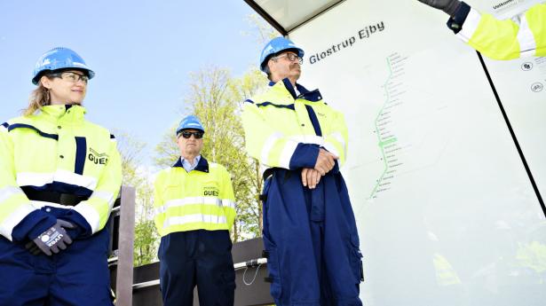 Daværende borgmester i Glostrup Kommune John Engelhardt, bestyrelsesformand i Hovedstadens Letbane Jakob Thomasen og daværende regionsrådsformand i Region Hovedstaden Sophie Hæstorp Andersen (S) under rundvisning på Letbanestationen Glostrup Ejby i 2021. Arkivfoto: Philip Davali/Ritzau Scanpix