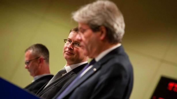 Alle gode gange tre: Kommissærerne Gentiloni (forrest) og Dombrovkis har igen fokus på selskabsskatten. Foto: Virginia Mayo/AFP/Ritzau Scanpix