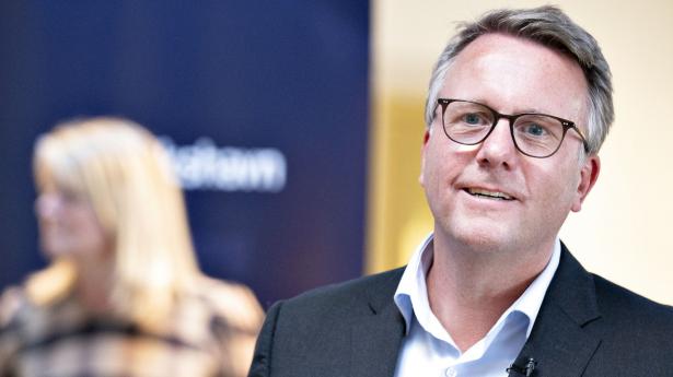 Skatteminister Morten Bødskov (S), her ved præsentation af nye skattecentre i bl.a. Frederikshavn, har forsikret, at systemet skal være helt klar. Foto: Henning Bagger/Ritzau Scanpix