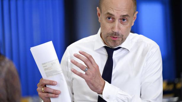 Sundhedsminister Magnus Heunicke (S) rasler med nedlukningssablen pga. smittetal, der som forventet er begyndt at stige, efterhånden som danskerne er trukket i læ for regn og kulde. Arkivfoto: Philip Davali/Ritzau Scanpix