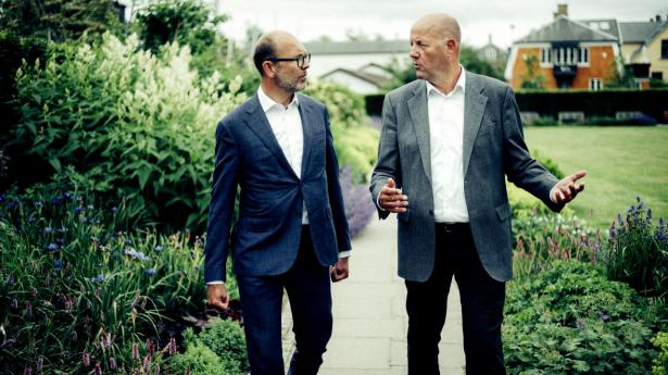 Adm. direktør Nikolaj Holtet Hoff (t.v.) og formand Christian Sagild (t.h.) er åbne for en børsnotering af Nordic Solar lidt længere ude i fremtiden. Foto: Jeppe Bøje Nielsen