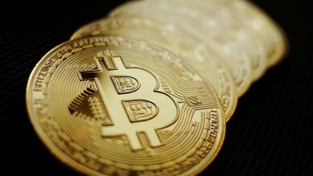 Kryptovalutaen bitcoin er faldet med 10 pct. til 32.350 dollar. Arkivfoto: Edgar Su/Reuters/Ritzau Scanpix