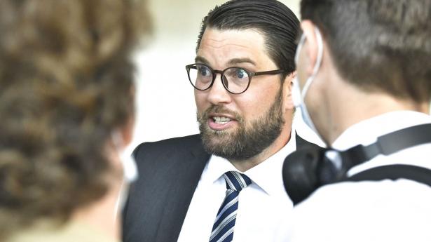 Jimmie Åkesson, leder af Sverigedemokraterna, omringet af medierne efter mandagens dramatik, hvor den svenske statsminister, Stefan Löfven, blev væltet. Foto: Claudio Bresciani/AFP/Ritzau Scanpix