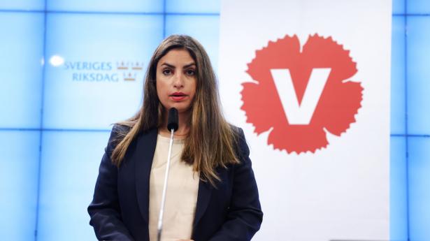 Lederen af Vänsterpartiet, Nooshi Dadgostar, der med et mistillidsvotum fældede statsminister Stefan Löfven. Foto: Tt News Agency/Reuters/Ritzau Scanpix