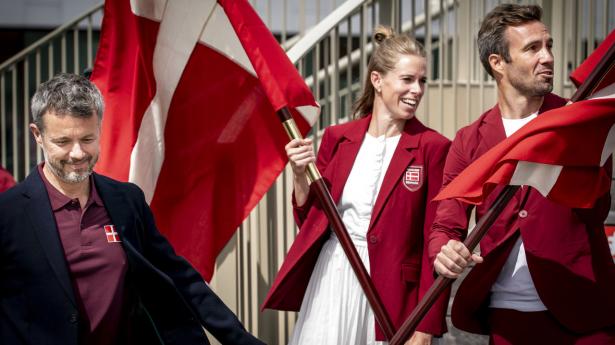 Kronprins Frederik overrækker faner til de to OL-fanebærere Sara Slott Petersen, atletik, og Jonas Warrer, sejlsport. Arkivfoto: Mads Claus Rasmussen/Ritzau Scanpix