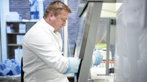 Ulf Bech Christensen, stifter af Pentabase, lånte sidste forår 1 mio. kr. af en fynsk forretningsmand for at kunne muliggøre produktionen af pcr-test. I dag kan han se tilbage på et 2020, hvor han tjente 184 mio. kr. før skat. Foto: Tim Kildeborg Jensen