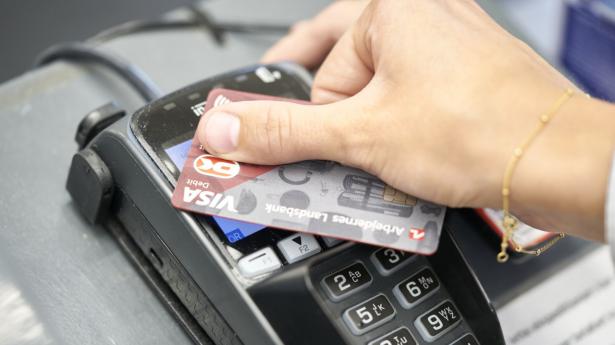 Danske forbrugere kan måske se frem til, at flere virksomheder vil sætte priserne ned. Arkivfoto: Signe Goldmann/Ritzau Scanpix