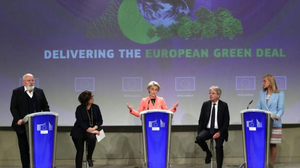 I alt syv kommissærer mødte op for at præsentere EU’s nye, store klimapakke ved et videopressemøde i Bruxelles. I midten står kommissionens formand Ursula von der Leyen og til venstre klimakommissær Frans Timmermans. Foto: Yves Herman/Reuters/Ritzau Scanpix