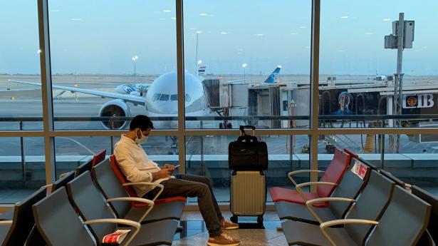 Det trækker ud med at få gang i de internationale rejser efter pandemien. Her venter en passager i Kairos lufthavn. Arkivfoto: Amr Abdallah Dalsh/Reuters/Ritzau Scanpix