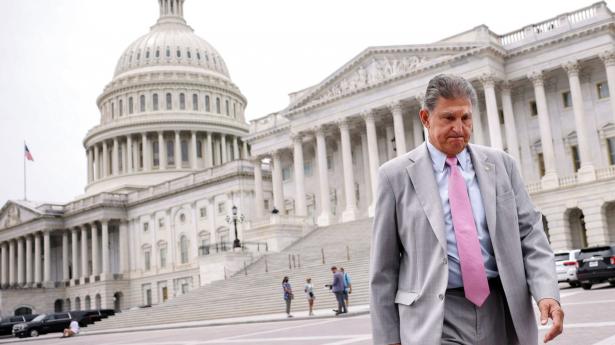 Den moderate demokratiske senator Joe Manchin har endnu en gang fået en afgørende rolle i slutspillet om en stor pakke til amerikansk infrastruktur. Foto: Kevin Dietsch/AFP/Ritzau Scanpix
