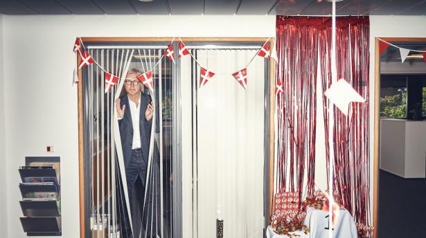 Resterne af fejringen efter et veloverstået OL hænger stadig på kontoret ved Brøndby Stadion. Nu er fokus flyttet til OL i Paris om tre år. Foto: Jeppe Carlsen